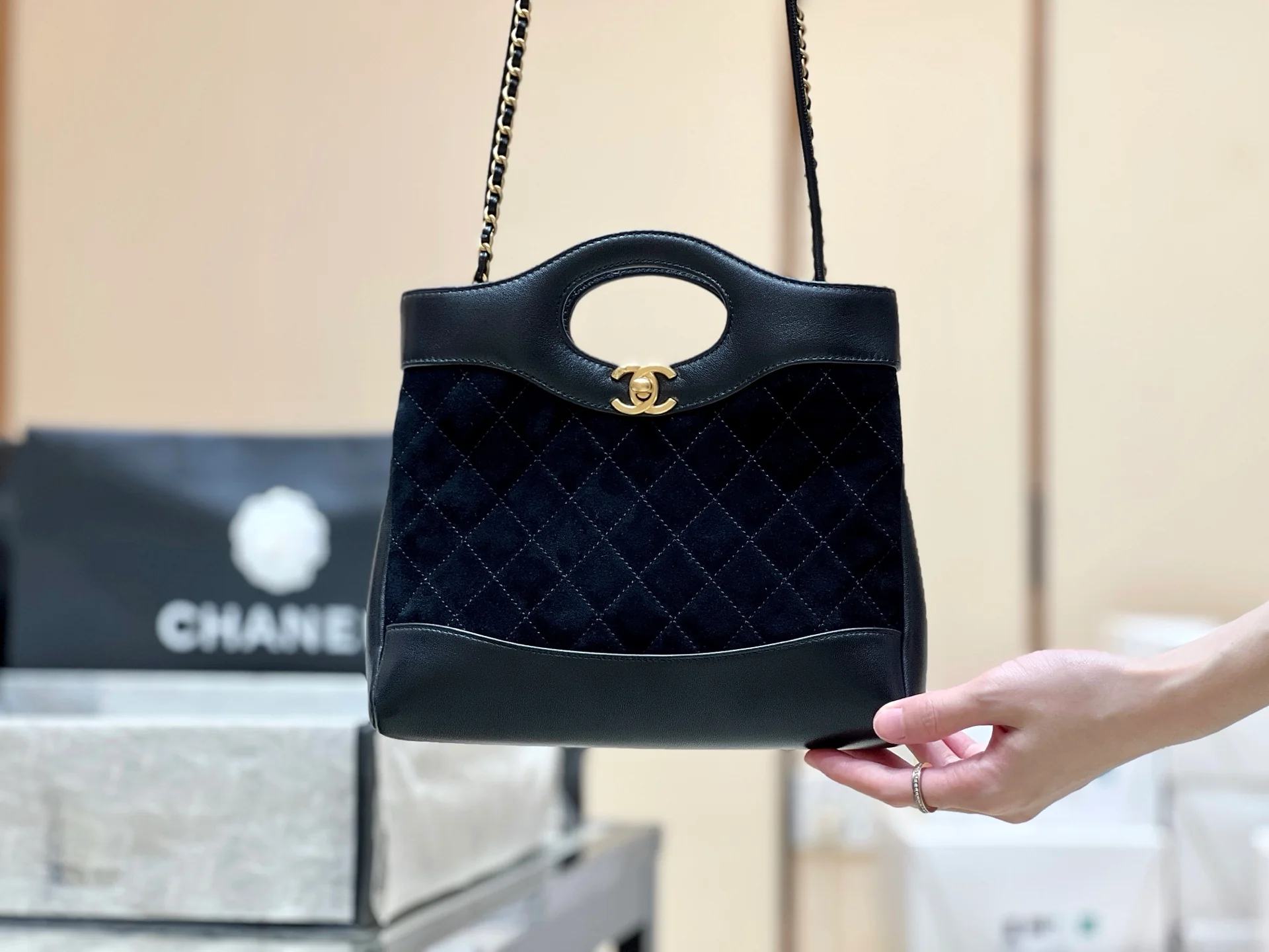 Мини-сумка Chanel 25p 31 из замши, черная