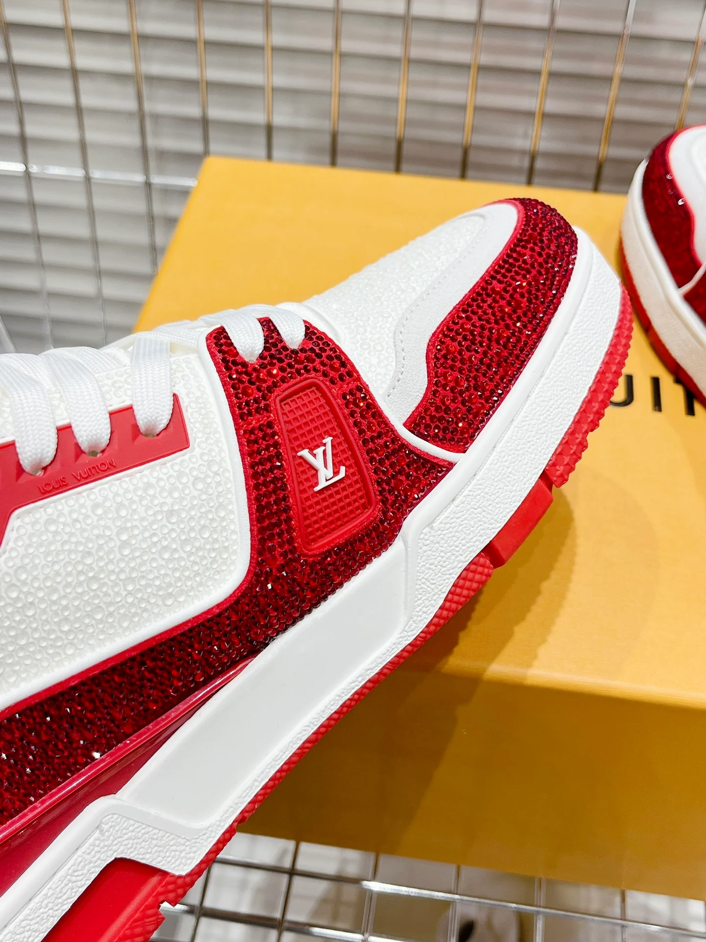 Кроссовки LV Trainer - обувь для скейтбординга - глянцевые белые и красные - унисекс