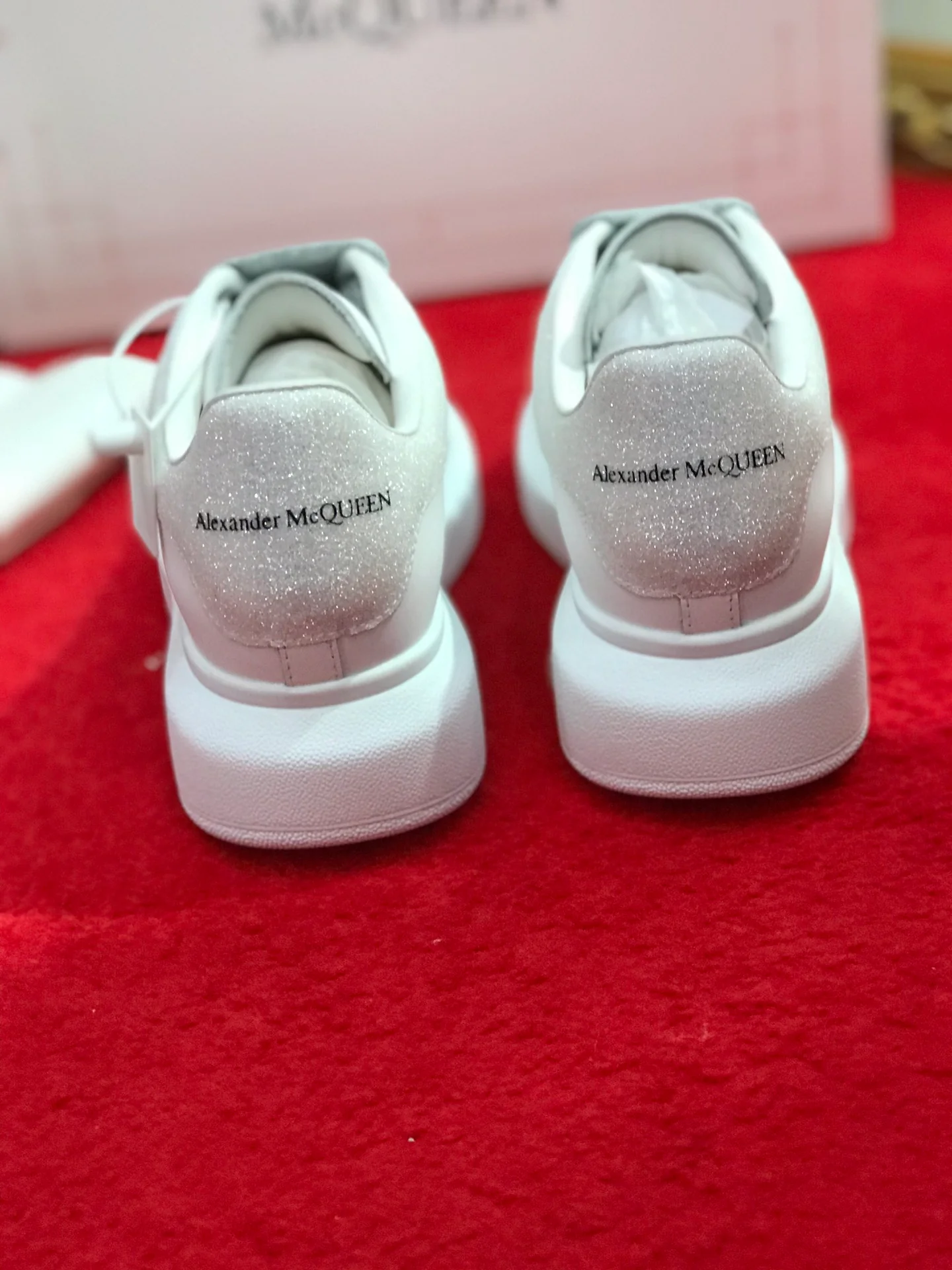 Классические белые кроссовки McQueen с блестками, серебристые.