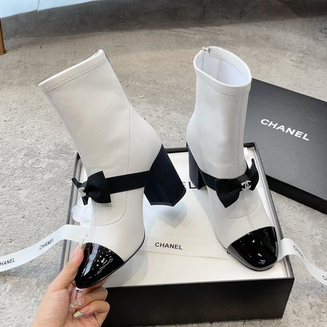 Новинка из коллекции Chanel Pre-Fall 2023 — образ с парижского подиума — ботильоны с бантом — белые.