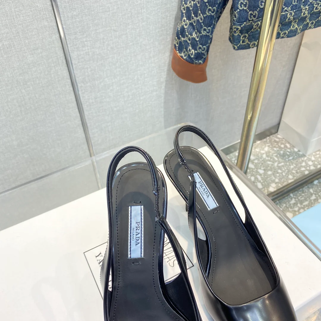 Новинка сезона весна/лето 2023 от Prada - сандалии с острым носком.