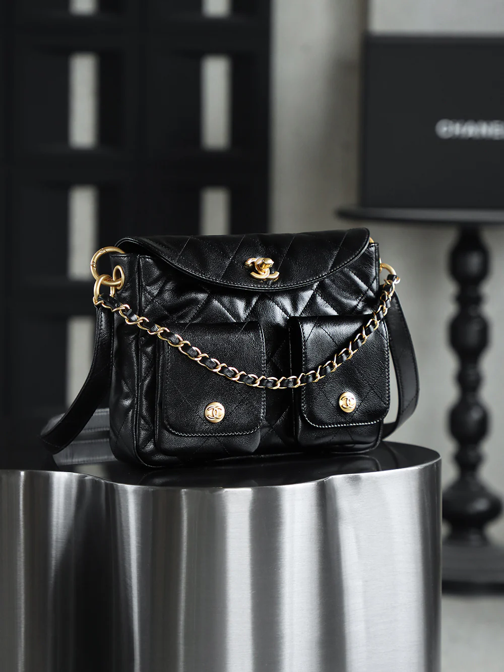 Сумка-хобо Chanel 24p Messenger, маленькая, черная, с золотой пряжкой.