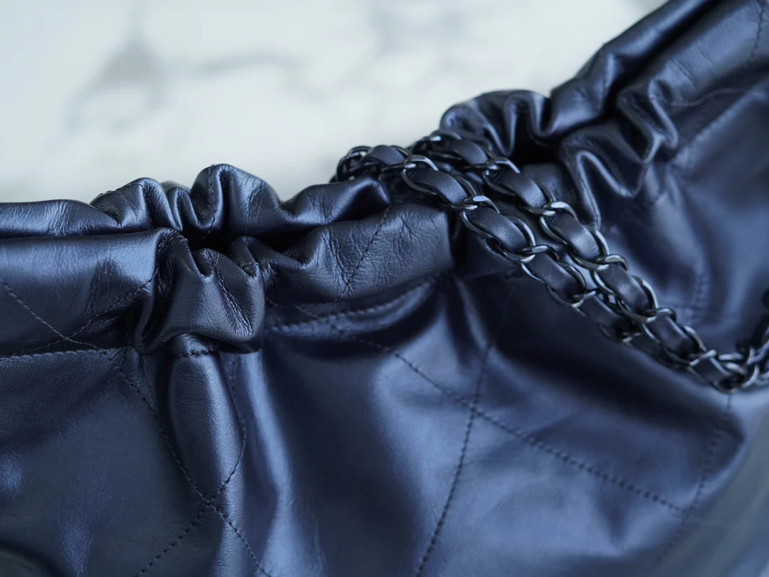 Сумка Chanel 22 - маленькая, металлизированная, синяя.