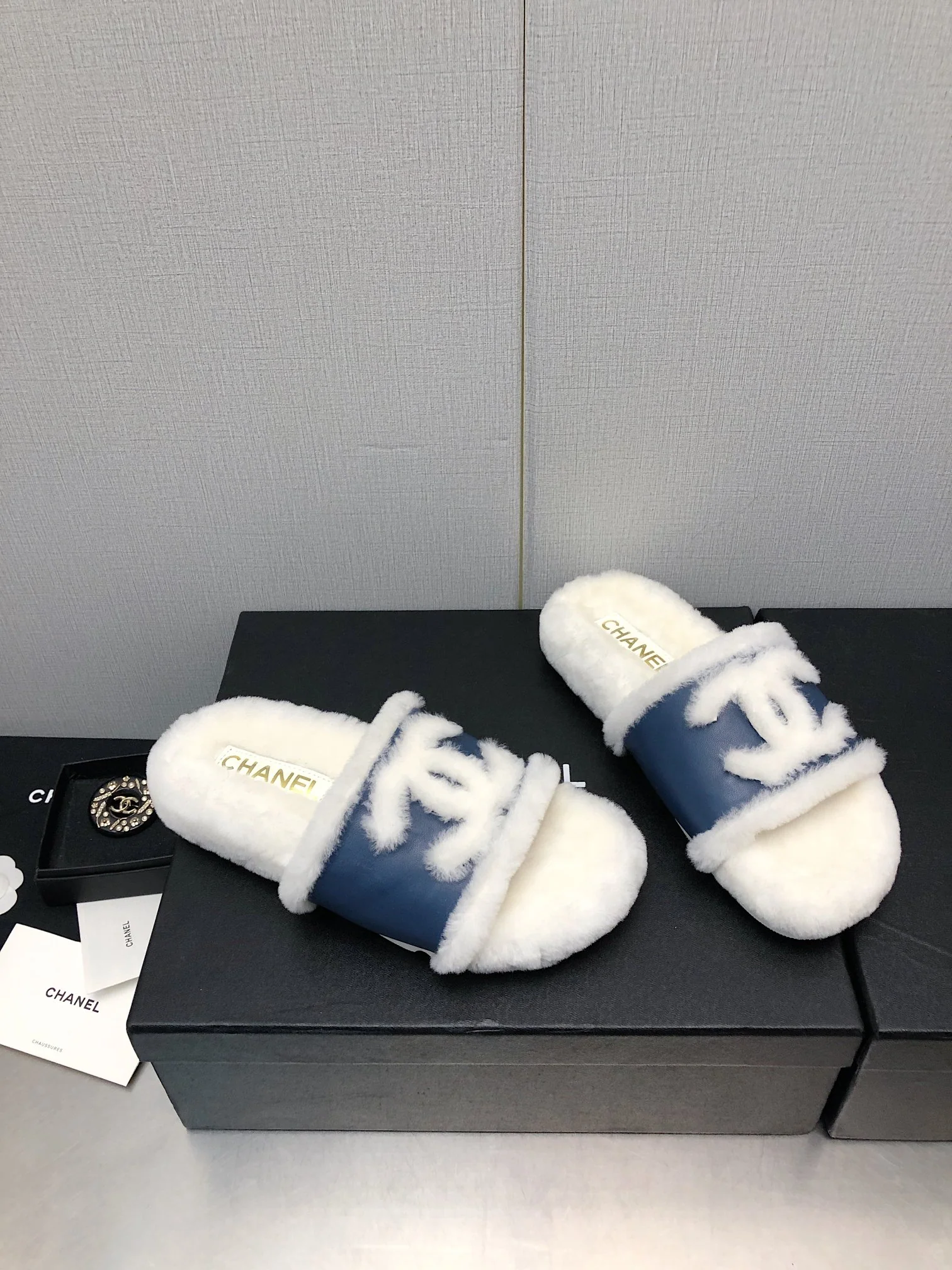 Новинка сезона осень/зима 2023 от Chanel - шерстяные тапочки в клетку - кожаные, синие.