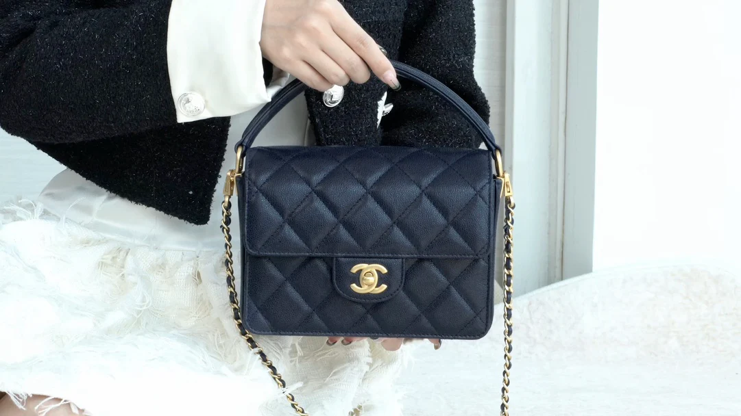 Мини-сумочка Chanel с клапаном и ручкой - синяя