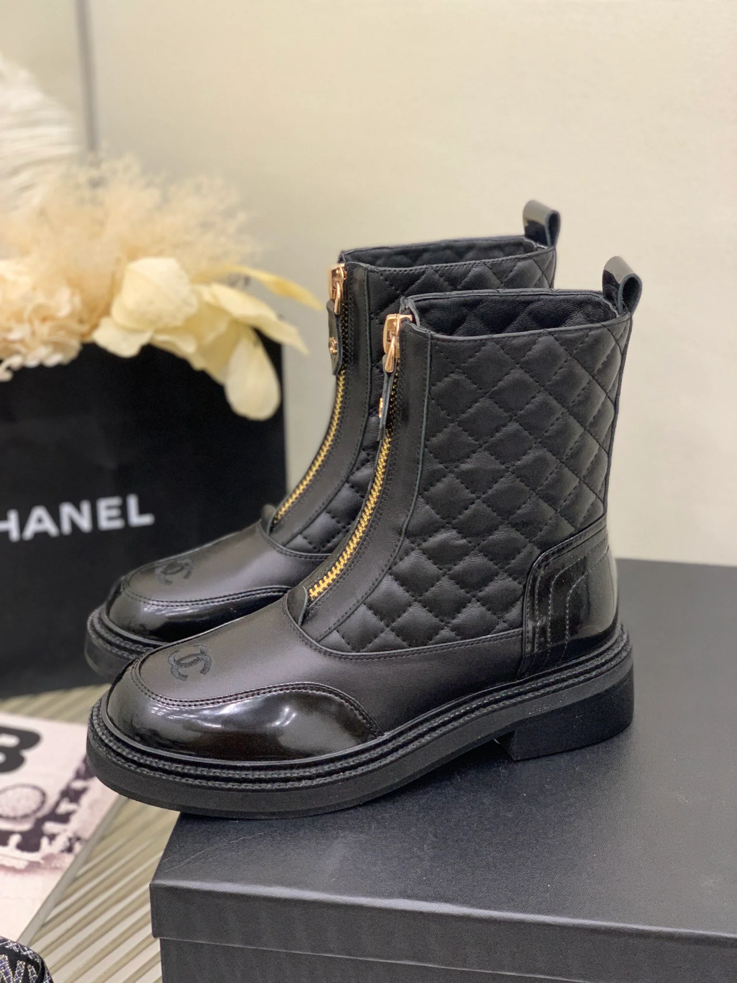Ботинки средней высоты Chanel из коллекции 2022 года, украшенные бриллиантами — черные.