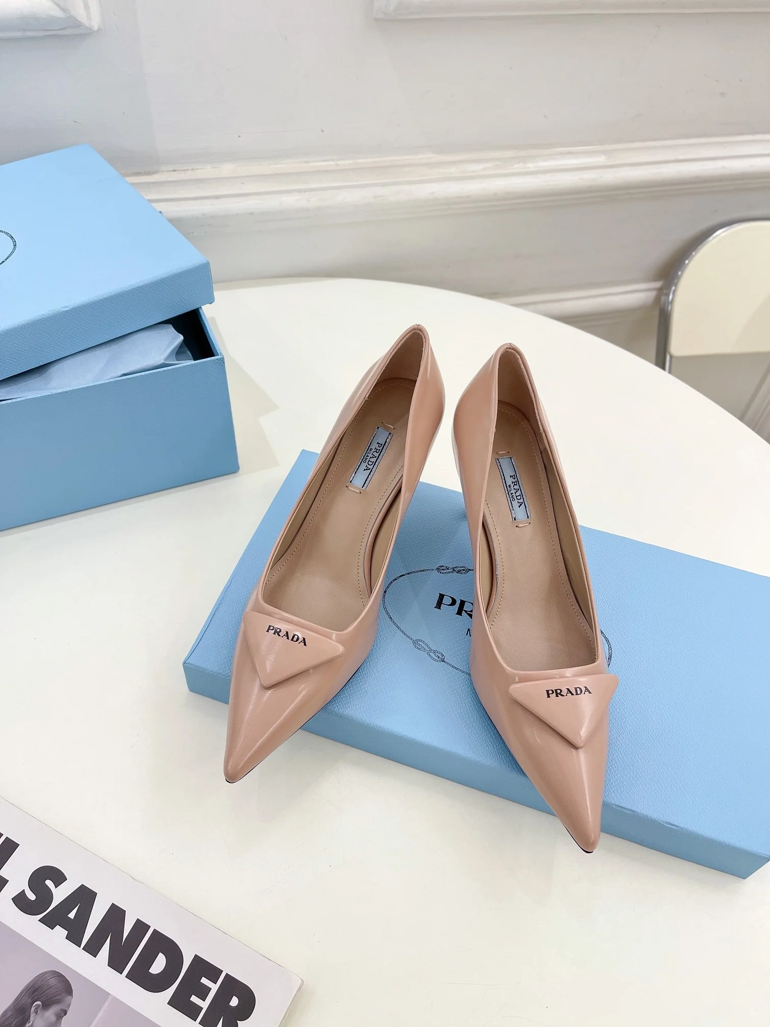 Новинка весны 2023 года от Prada - туфли на высоком каблуке с острым носком - розовые.