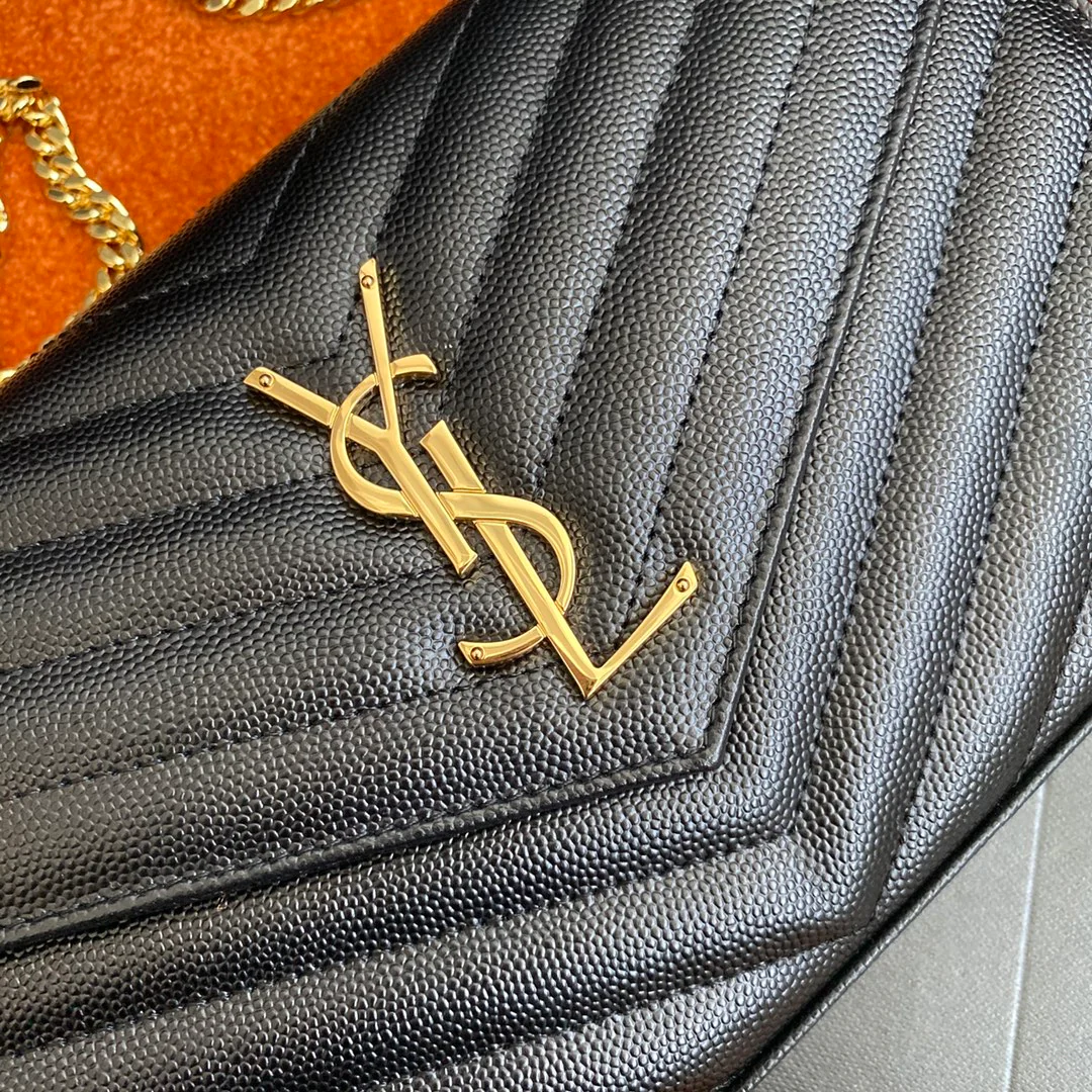 Сумка-конверт YSL с монограммой из икры — черная с золотой фурнитурой.