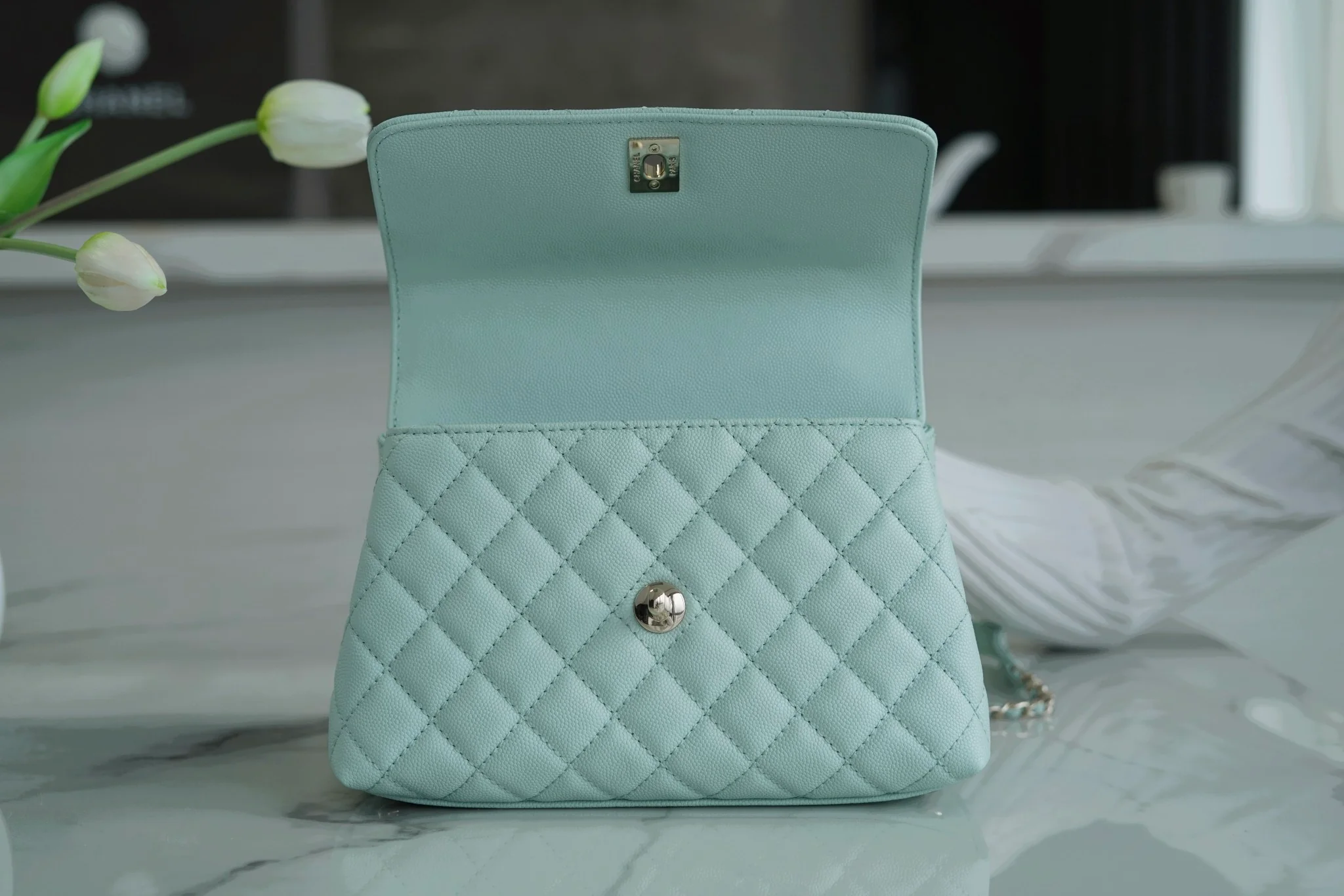 Сумка Chanel Coco Handle, нежно-голубая, с золотистой пряжкой (маленький размер).