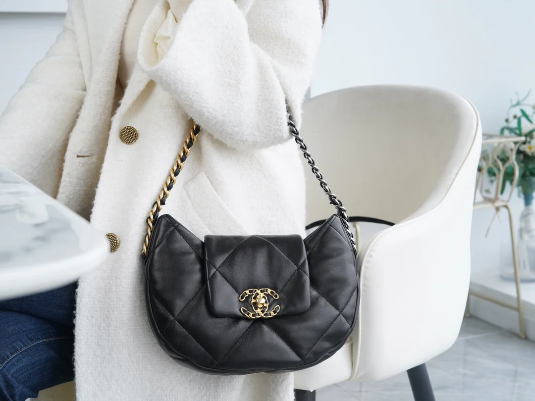 Новая коллекция Chanel ?Ранняя весна? — 24c — 19bag — сумка-хобо под мышкой — черная.