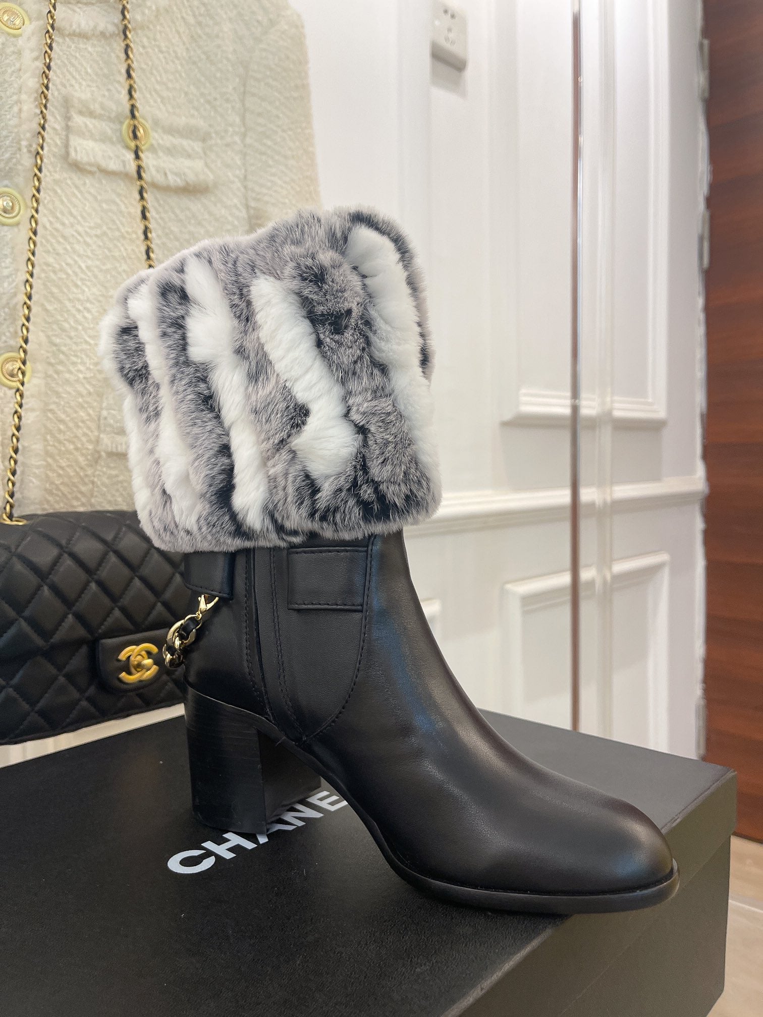 Новинка весны 2022 года от Chanel - Ботильоны на толстом меховом каблуке - Черные - 1