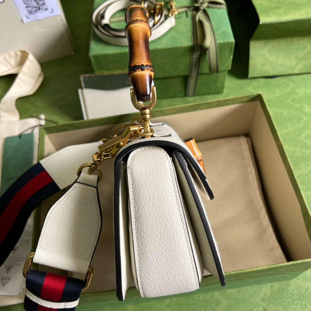 Сумка Gucci из бамбука с маленькой ручкой.
