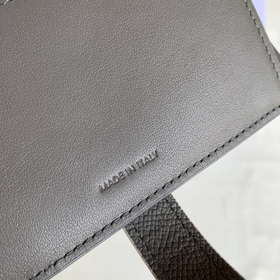 Кошелек Celine с ремешком из зернистой телячьей кожи