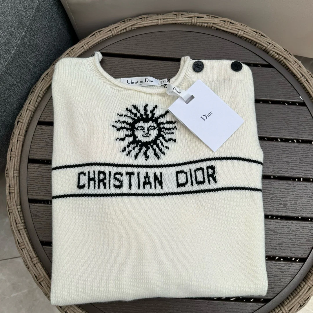Новая коллекция Dior весна/лето 2024: свитер с жаккардовой отделкой и логотипом Sun God на плече и пуговицах.