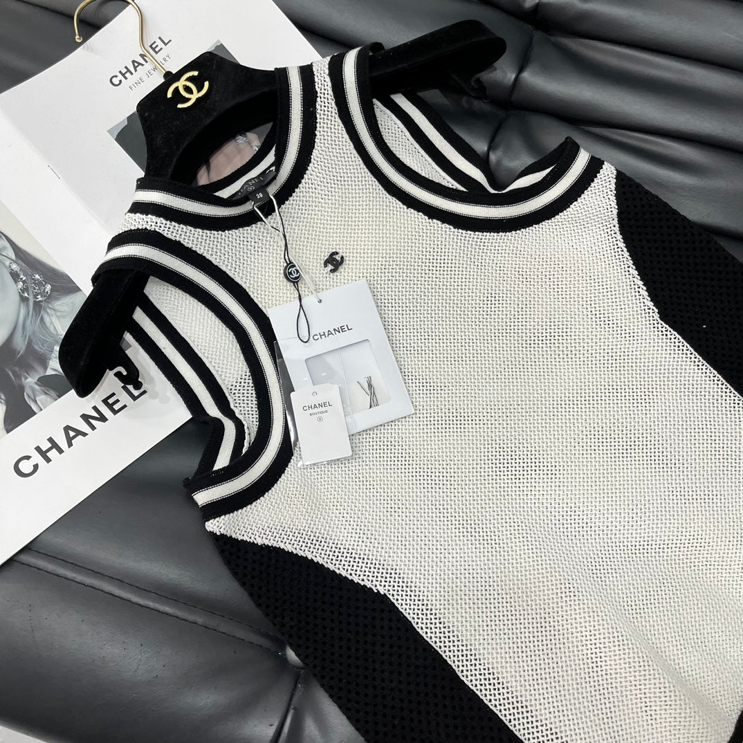 Chanel - 2403-24 Новинка: Жилет с вырезом на плечах - Белый