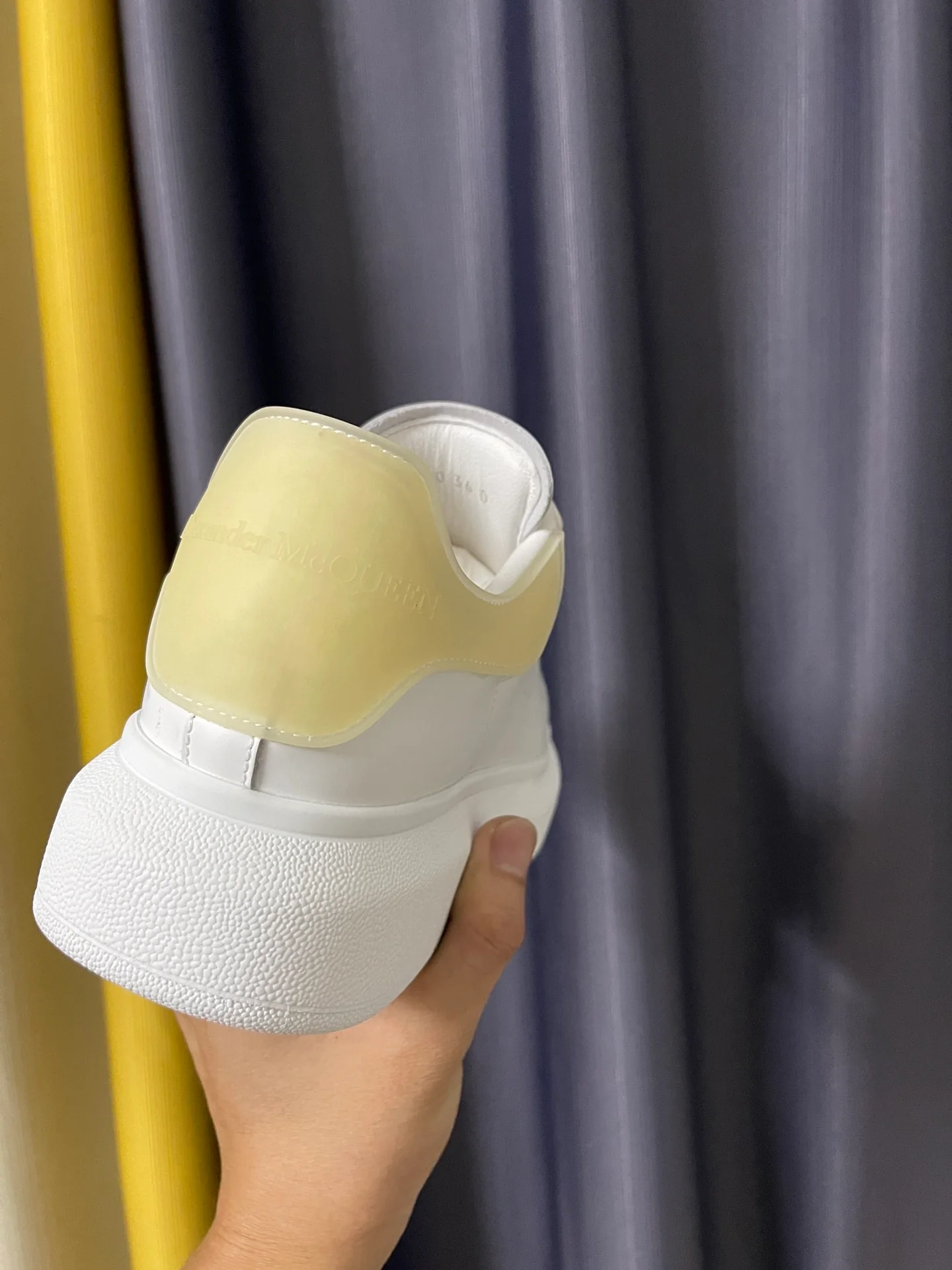 Классические белые кроссовки McQueen - унисекс - прозрачный абрикосовый каблук с эпоксидной смолой