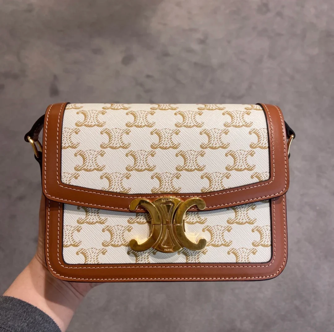 монограмма Celine Teen Triomphe из телячьей кожи белого цвета