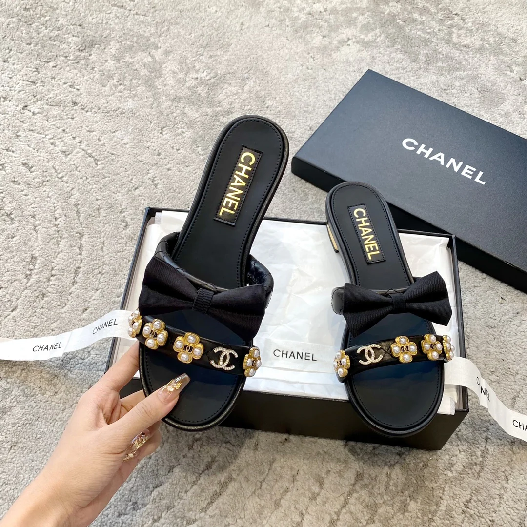 Новинка сезона весна/лето 2023 от Chanel - Тапочки с жемчужным бантом - Черные