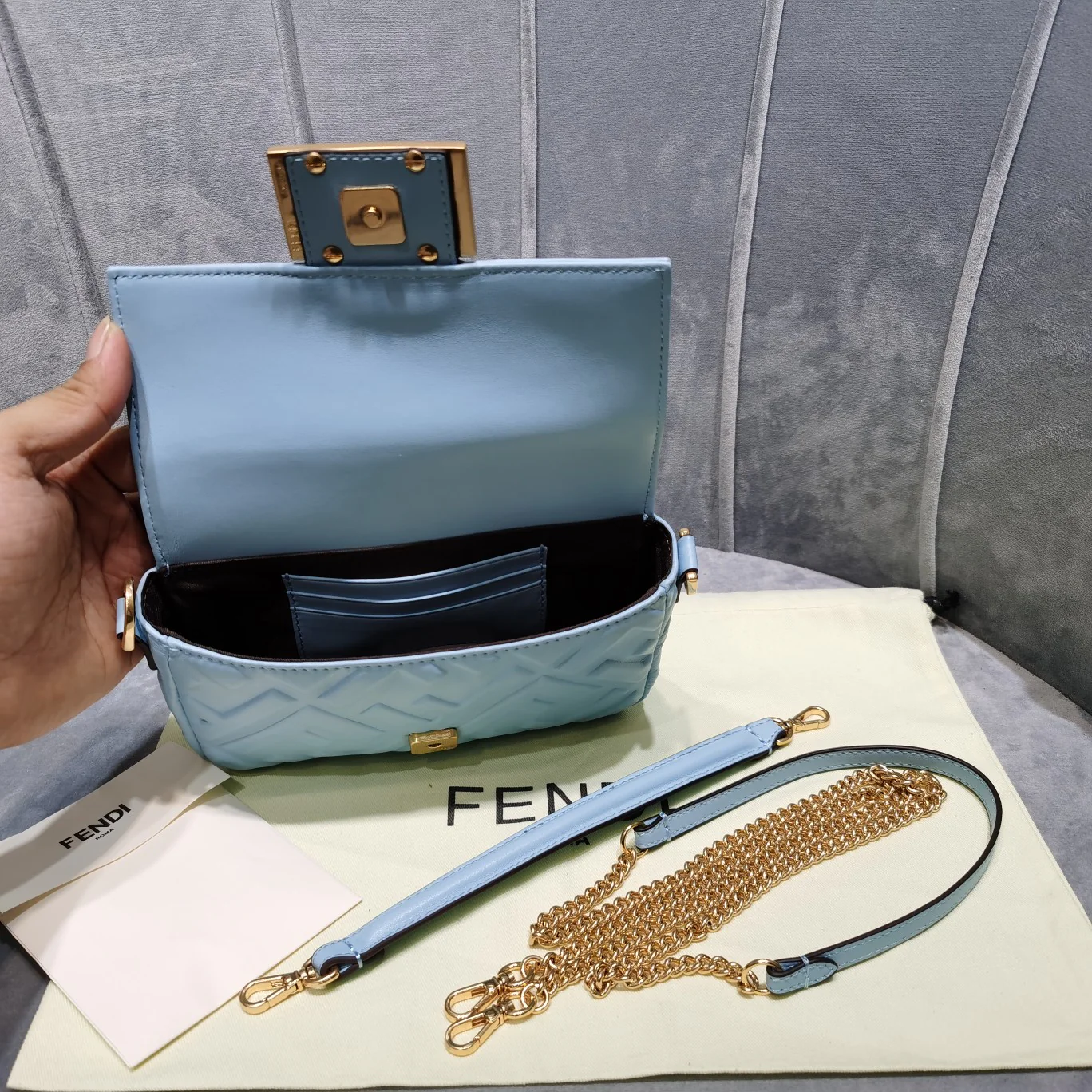 Маленькая синяя кожаная сумка Fendi Baguette