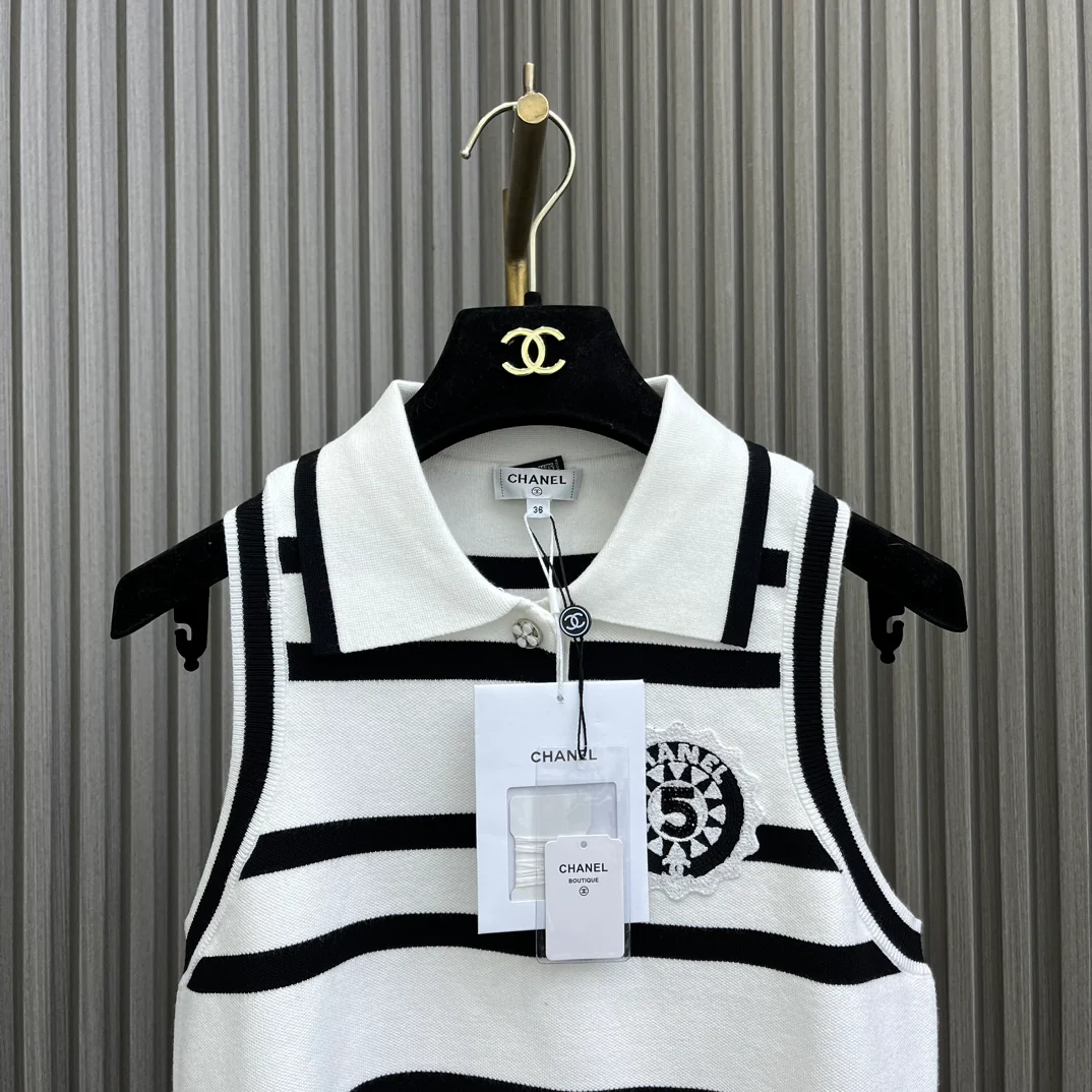 Chanel - 2404-24 Новинка: Вязаный жилет в полоску с воротником
