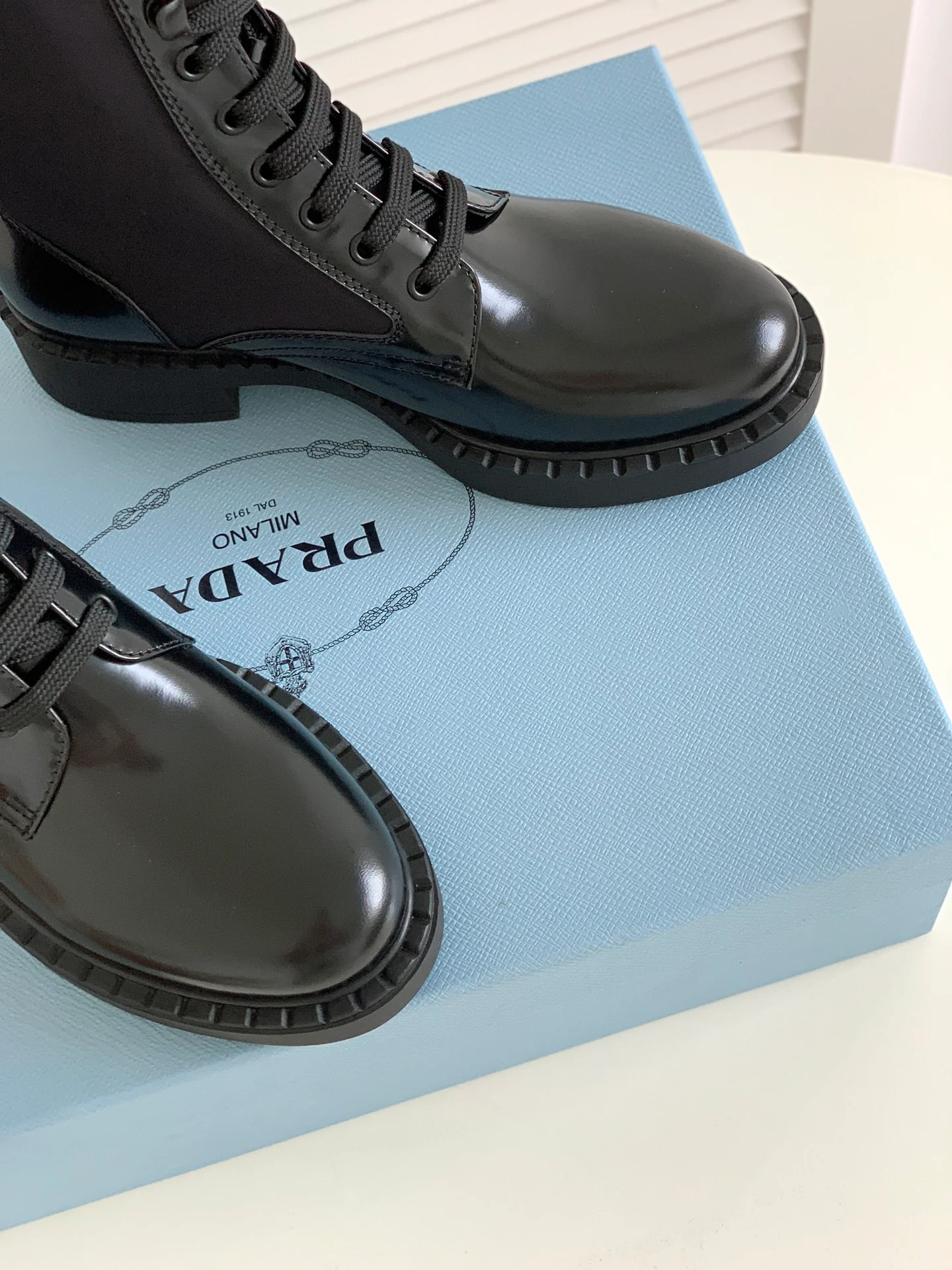 Новинка сезона осень/зима 2022 от Prada - Ботинки Dr. Martens на шнуровке - 1