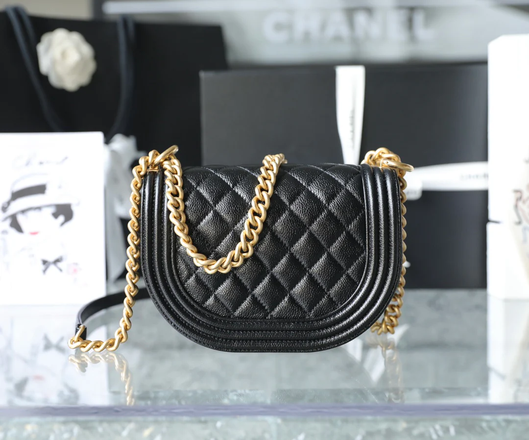 Новая кожаная сумка-мессенджер Chanel Métiers d'Art Saddle.