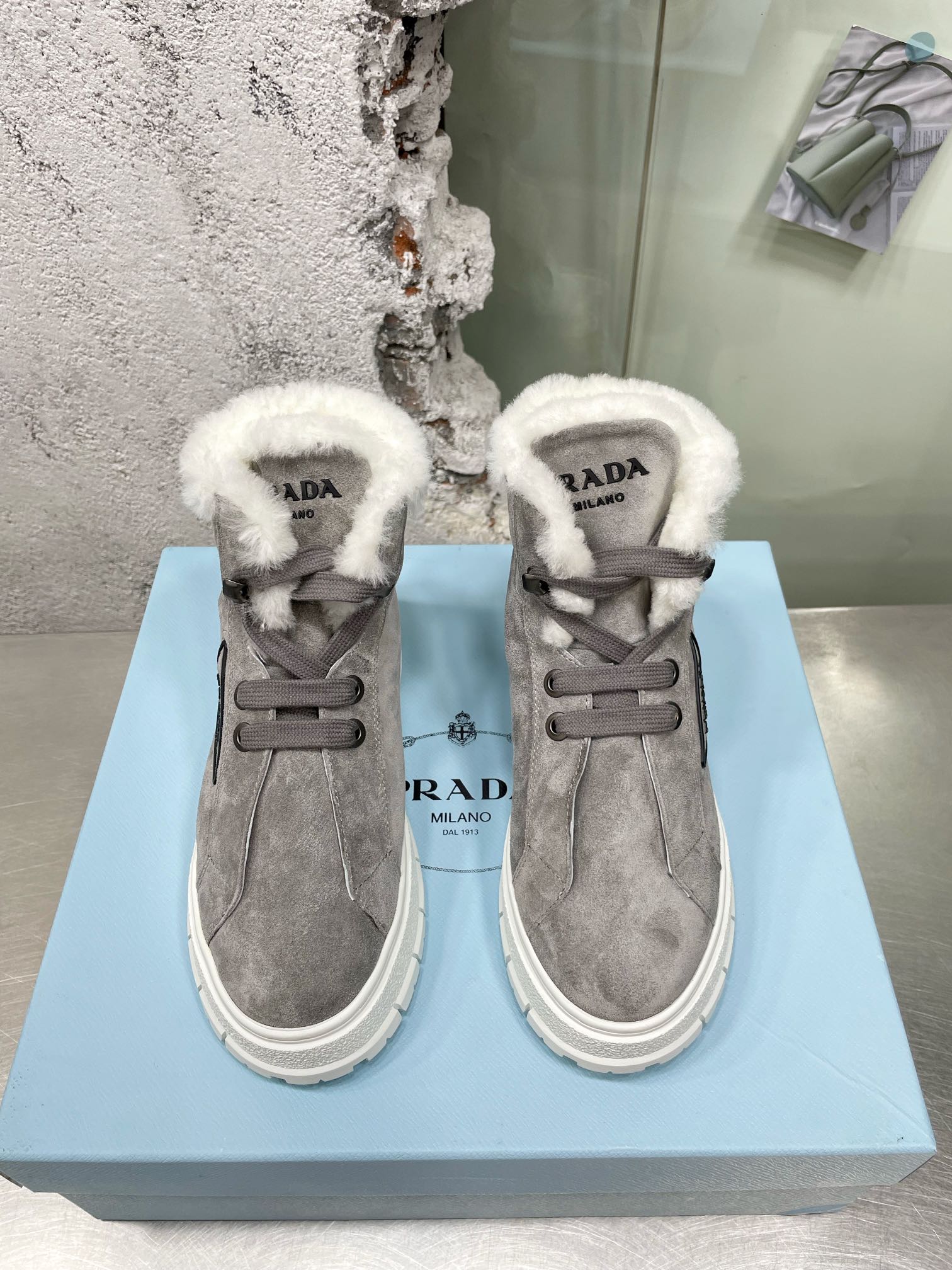 Новинки сезона осень/зима 2022 от Prada - Снежные сапоги - Стиль знаменитостей - 1