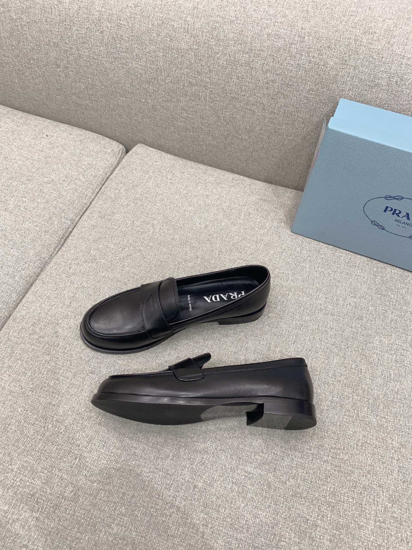 Обувь Prada - плоские лоферы Prada