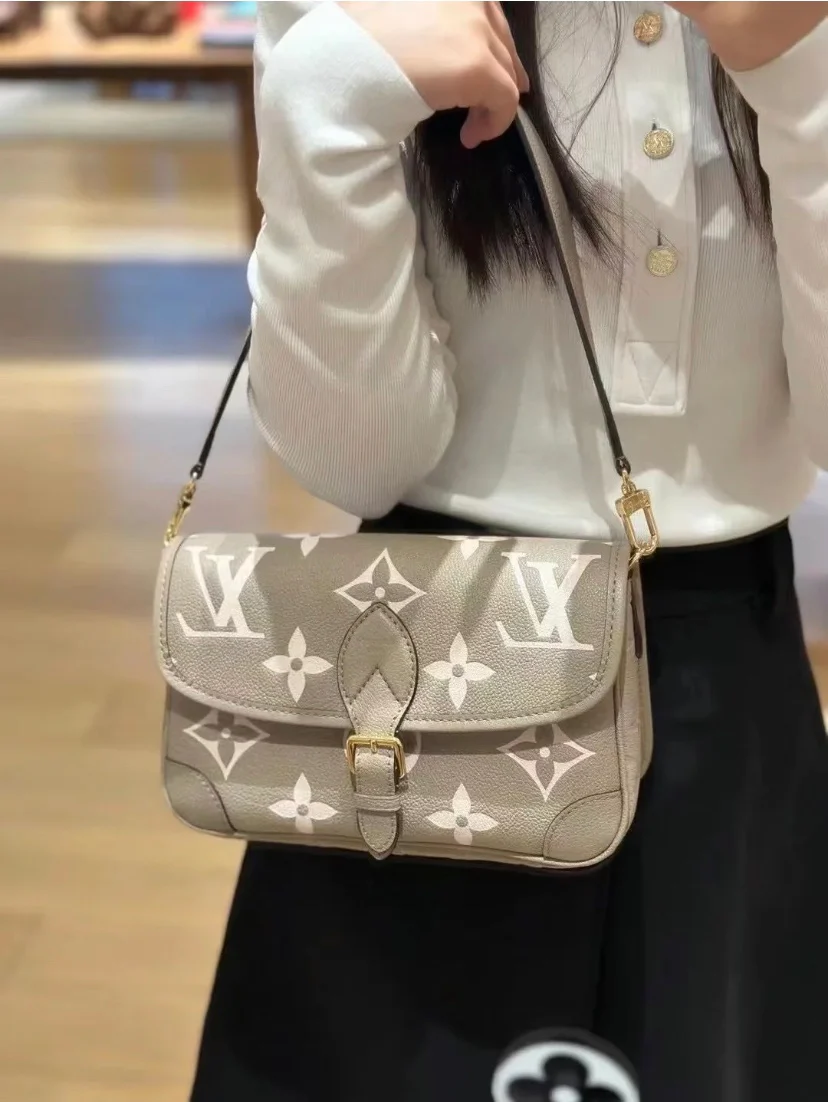 m46583-LV-diane Сумка-багет (наплечная/кроссбоди) - светло-серый