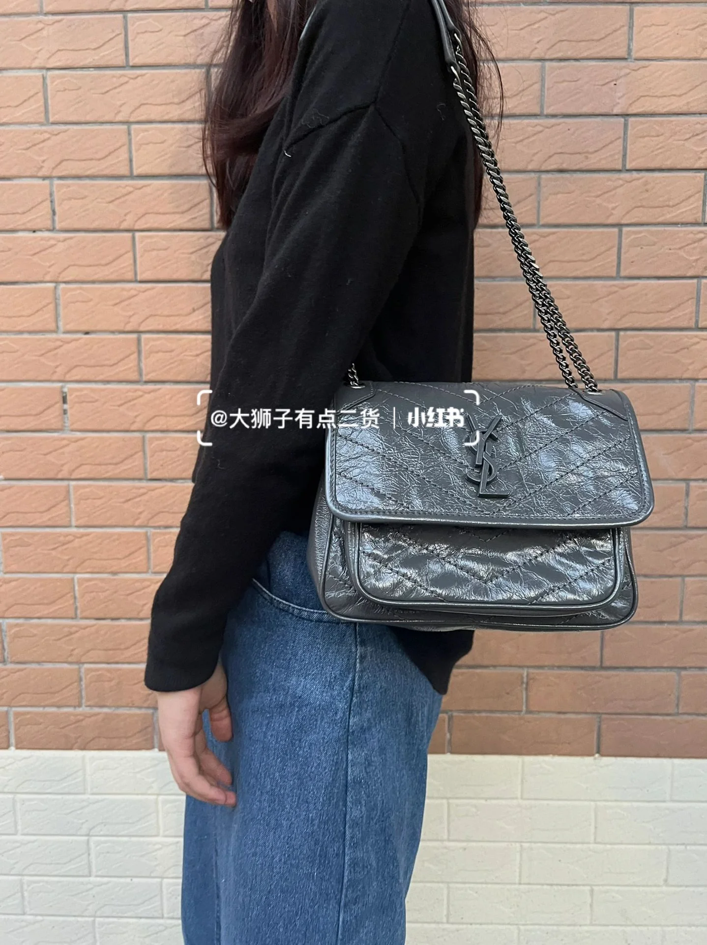 Фото YSL-niki-baby-22cm-leather-grey-on-body