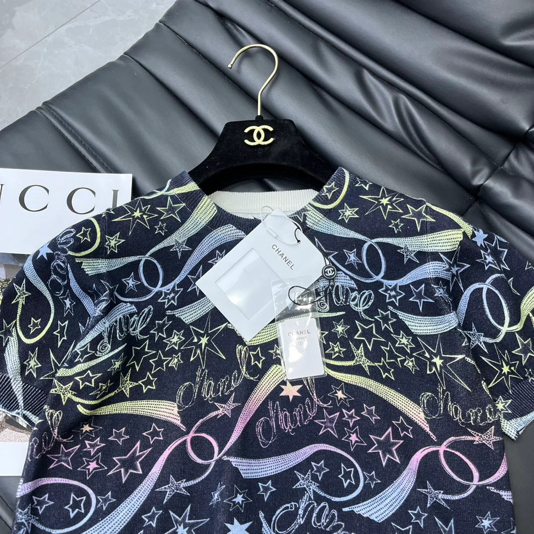 Топ с короткими рукавами из трикотажа с принтом из коллекции Chanel 2403 Comet.