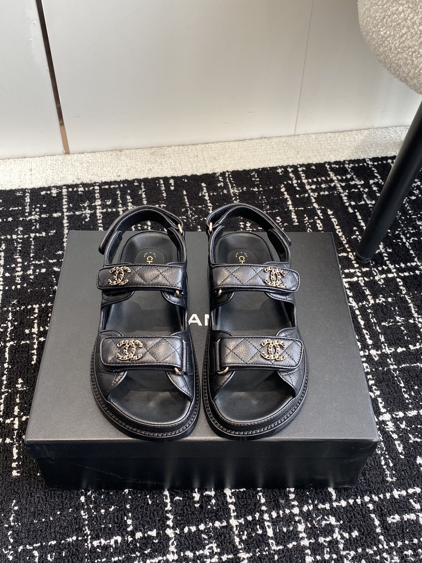 Новая расцветка Chanel весна/лето 2023 - Пляжные сандалии - Черный с текстурой личи