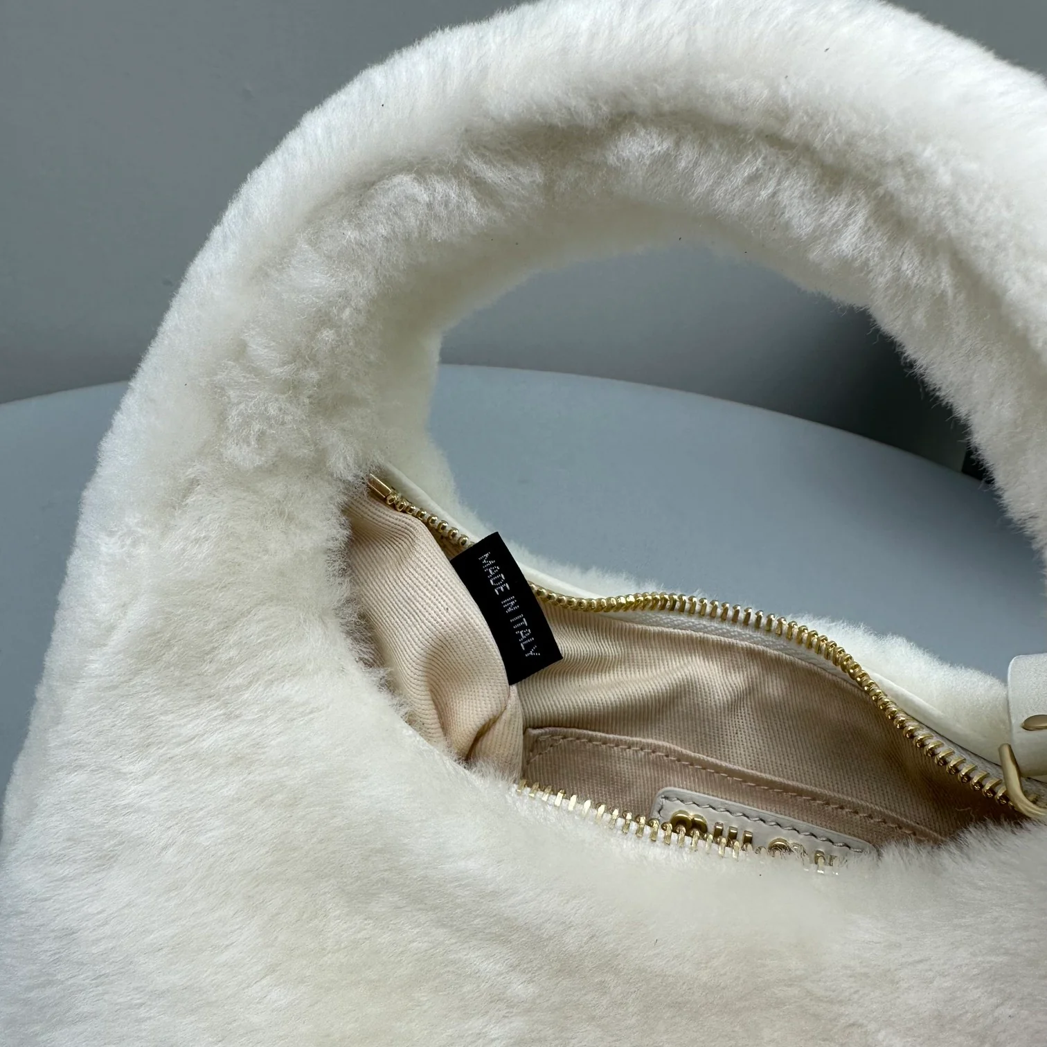 Сумка Miu Miu Wander - маленькая, белая, с флисовой подкладкой.