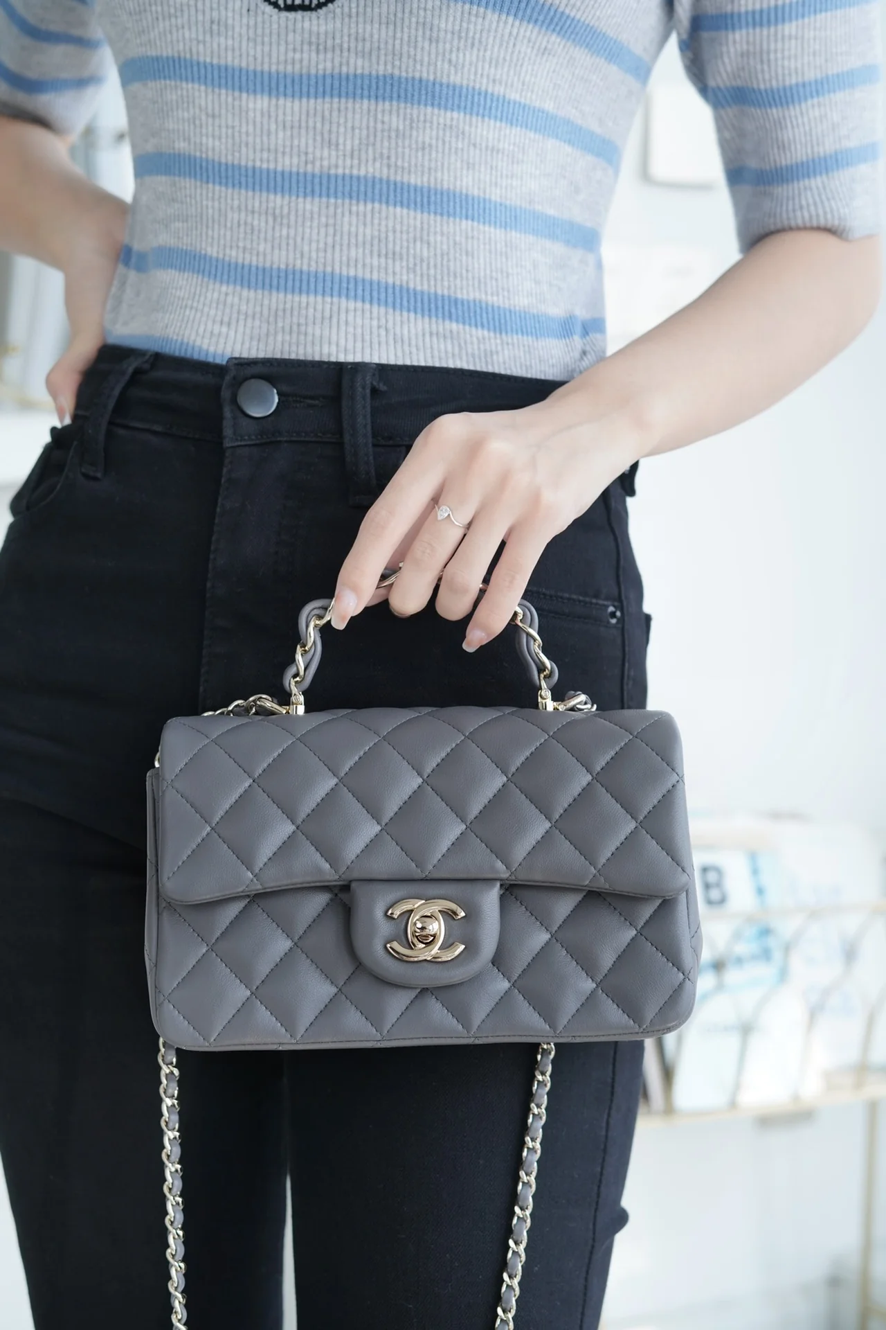 Chanel - Новая гармошка с ручкой, украшенной стразами - Серая