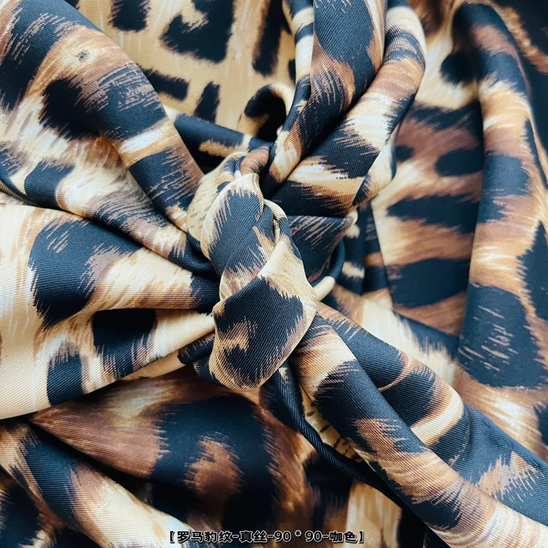 Шелковый шарф Fendi 90 с леопардовым принтом и монограммой, двусторонний.