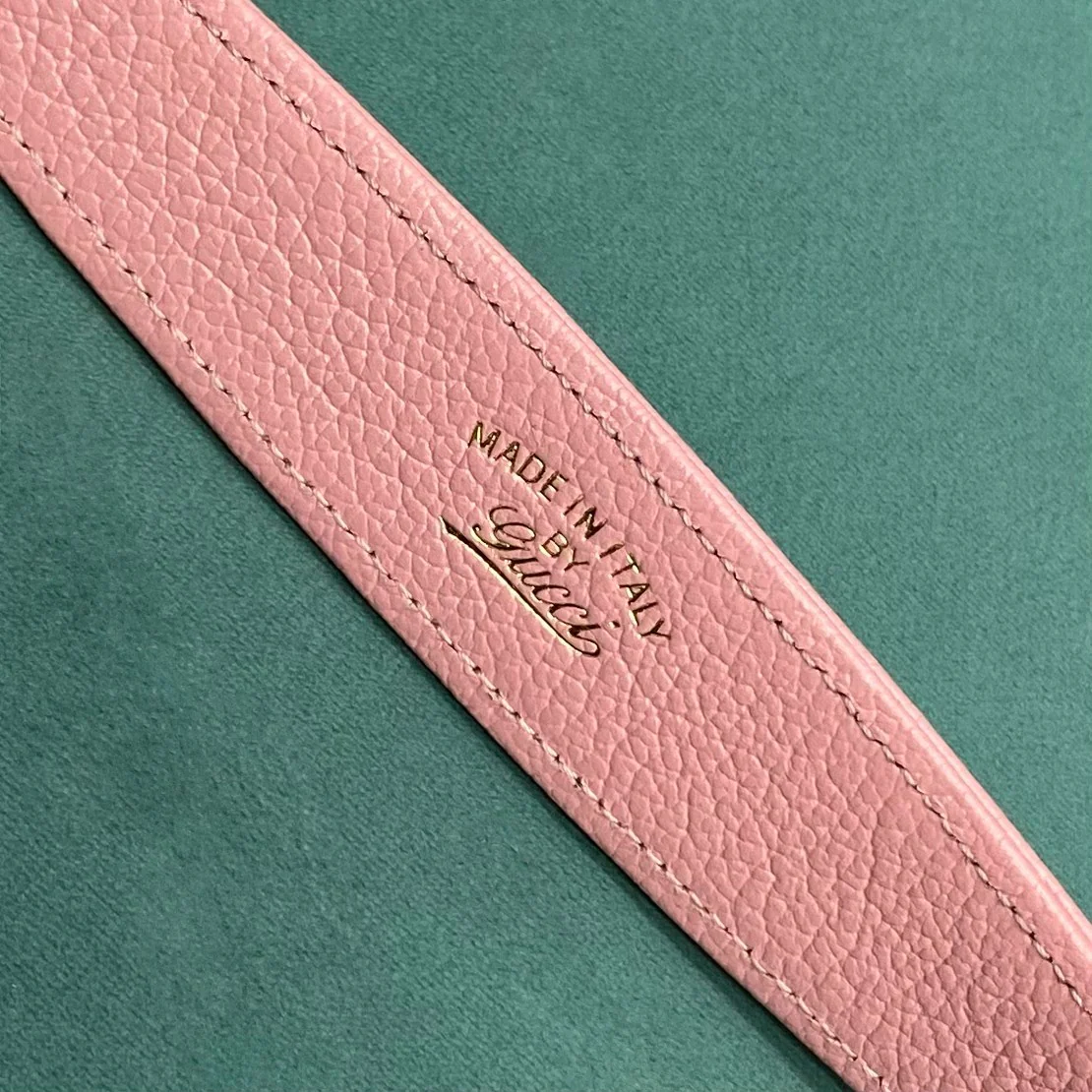 Весенняя коллекция Gucci 2023 — Сумка через плечо ?Полумесяц? — Розовая