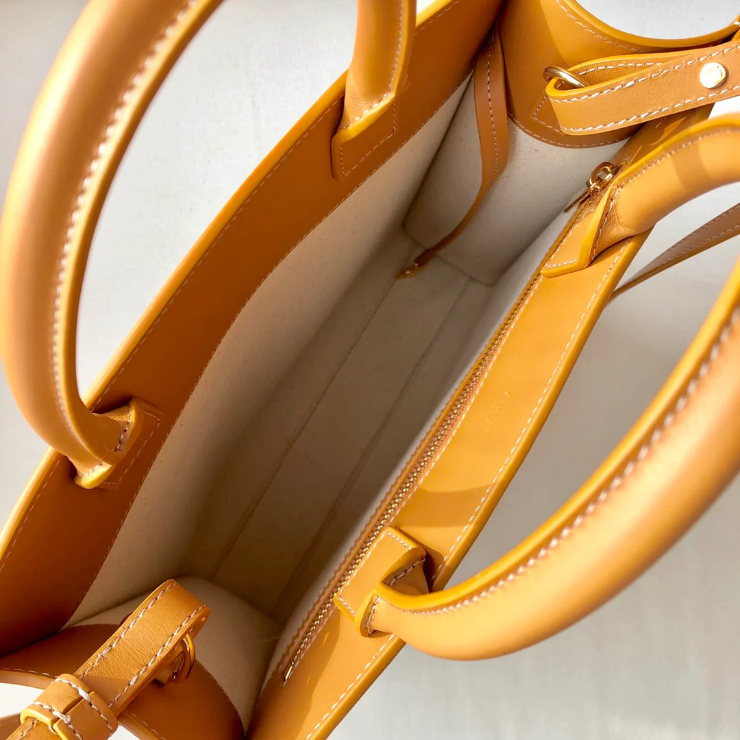 Мини-сумочка Celine Cabas Sulky с принтом из кожи вагю, вертикальная, желто-коричневая ткань.