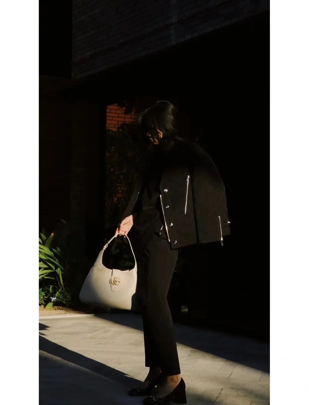 Весенняя коллекция Gucci 2023 — Сумка через плечо ?Полумесяц? — Белая — Фотографии в одежде.