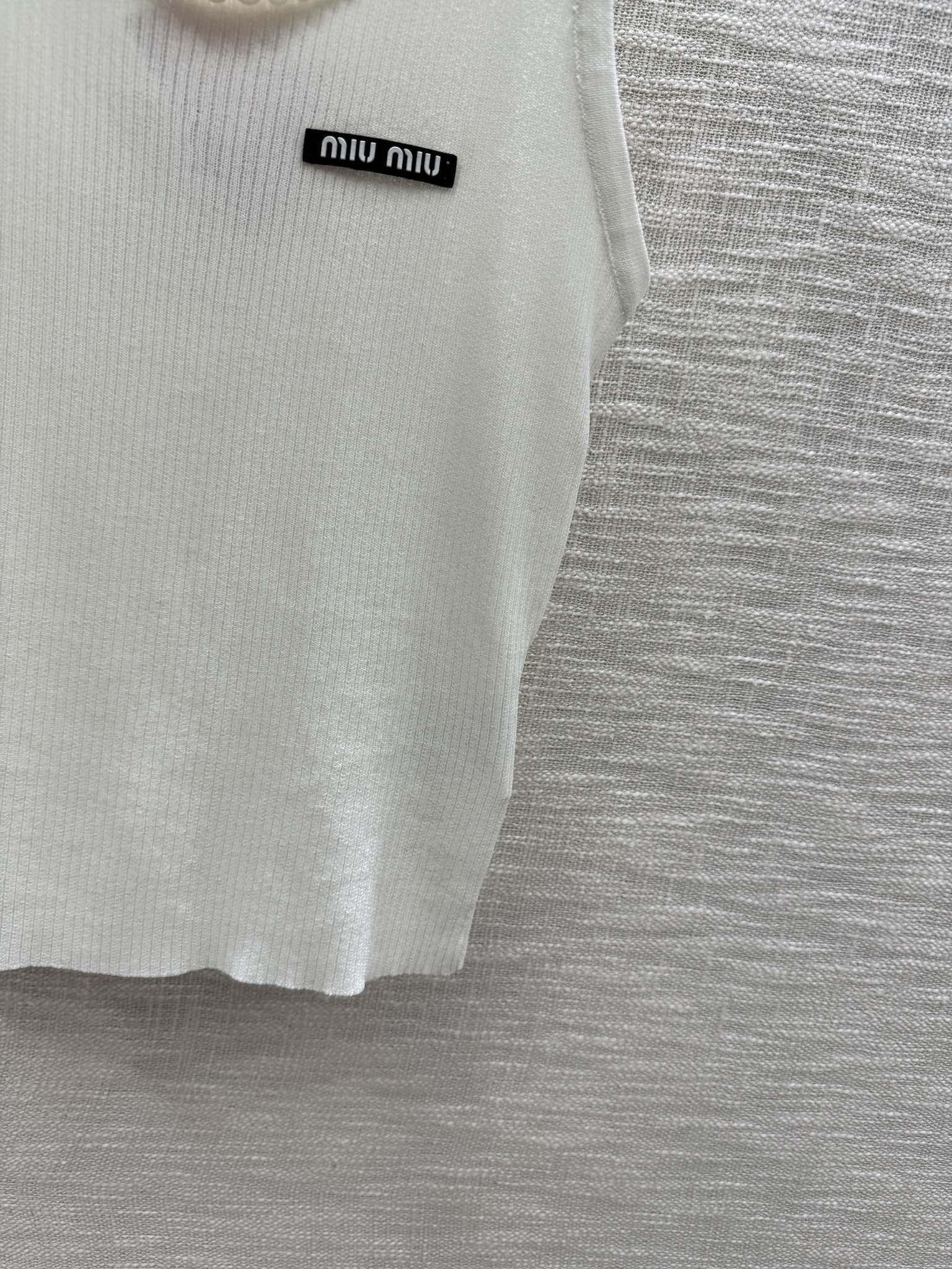 Жилет Miu Miu-2404 из плотной вязки с бисером - белый