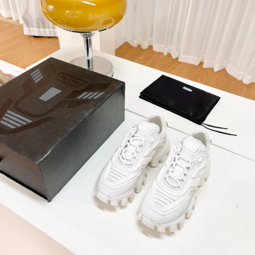 Обувь Prada - коллекция Prada ранней весны 2022 года - блестящие массивные кроссовки - белые