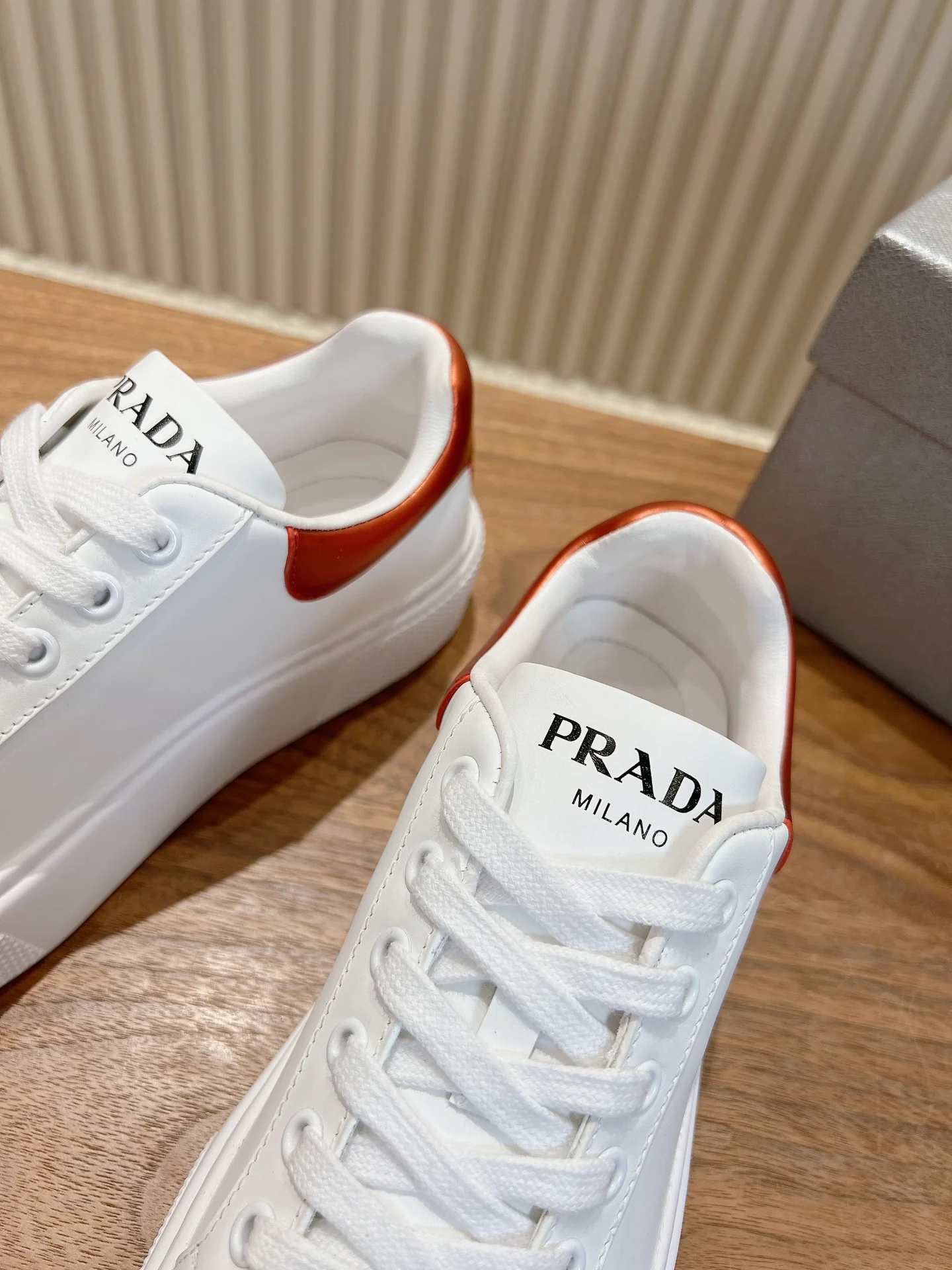 Кроссовки Prada 2024 - с оранжевой отделкой и белыми вставками