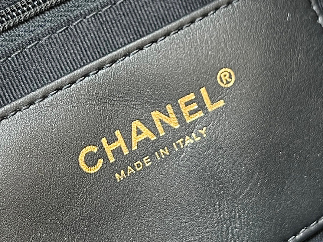 Маленькая джинсовая сумка Chanel 25c в стиле хиппи - черная.