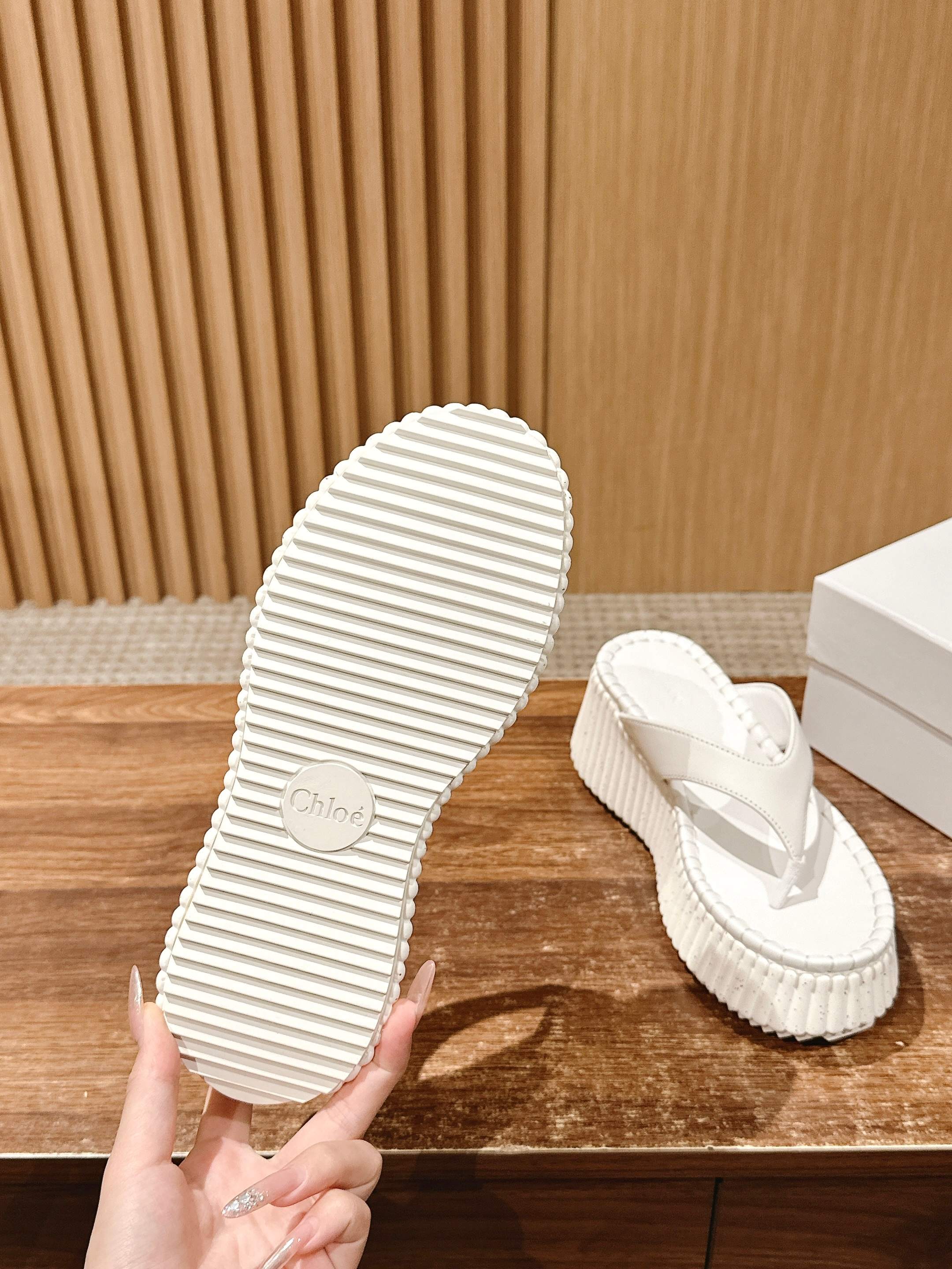 Шлёпанцы на платформе Chloe - белые