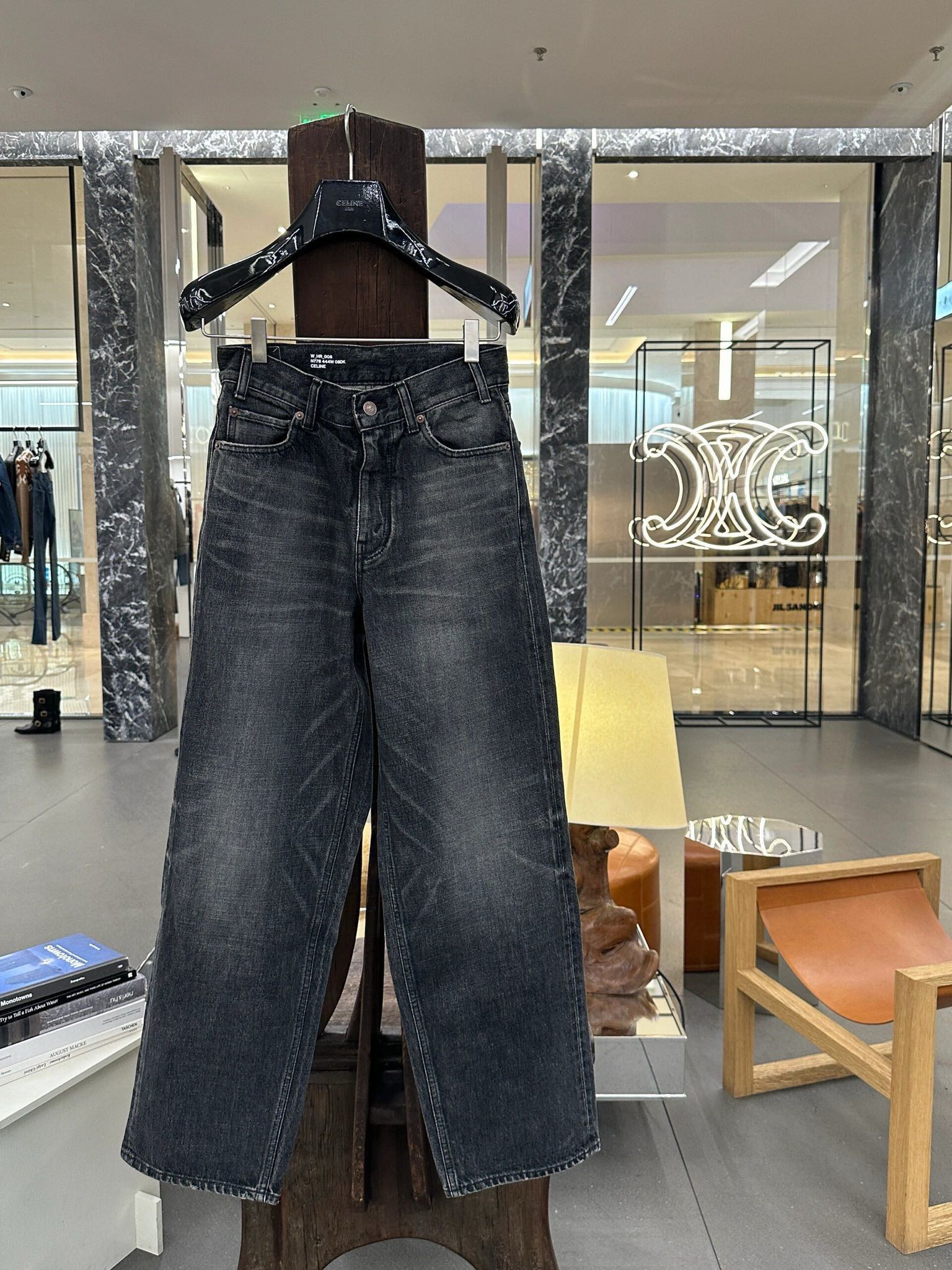 Celine 2403 - Джинсы свободного кроя с высокой талией, дымчато-серого цвета, с эффектом потертости.