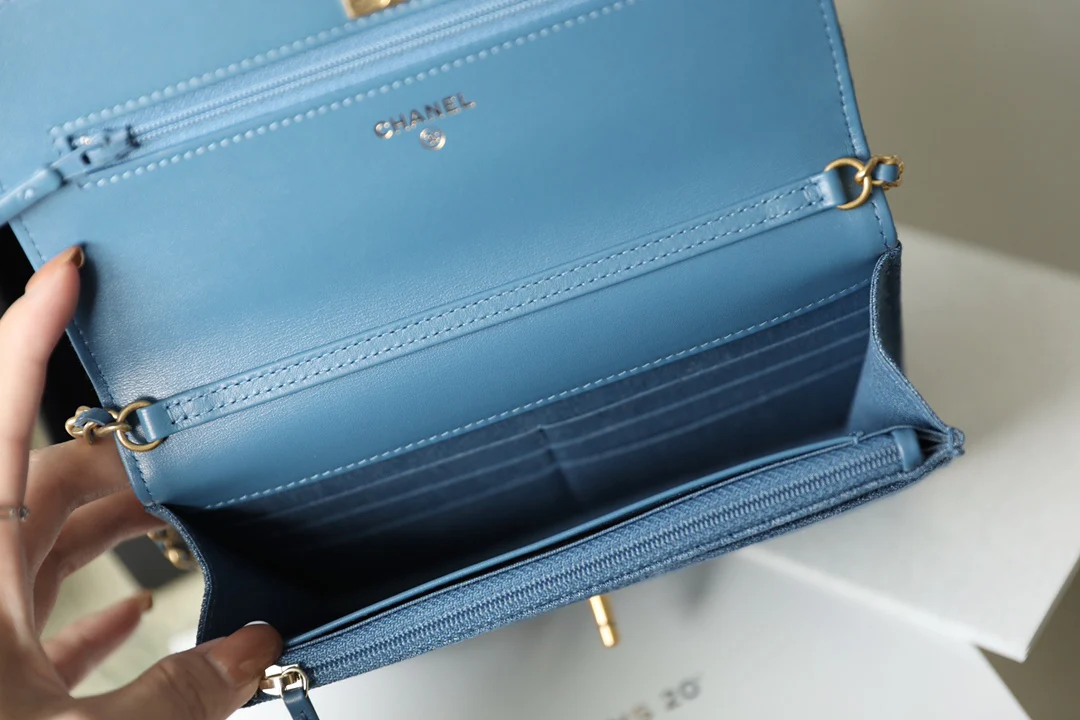 Новая весенняя коллекция джинсовой одежды Chanel - Chain Gold Ball - woc