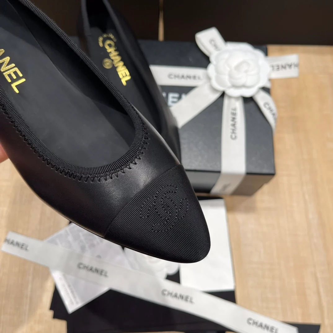 Chanel - Черные балетки с острым носком