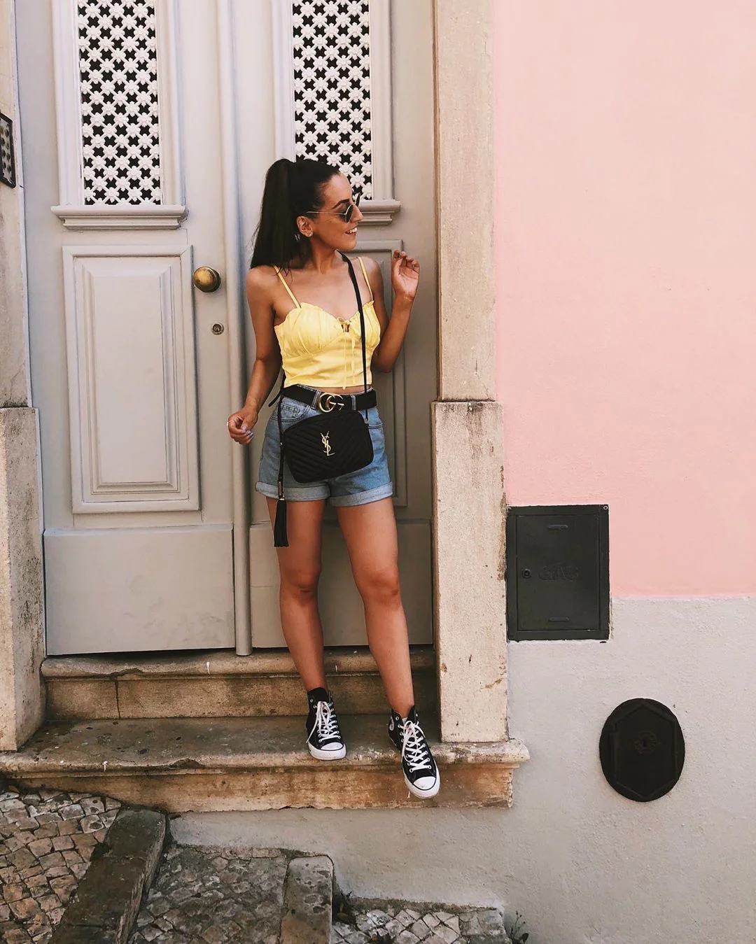 Фотосумка YSL Lou Bag — черная с серебристой фурнитурой.