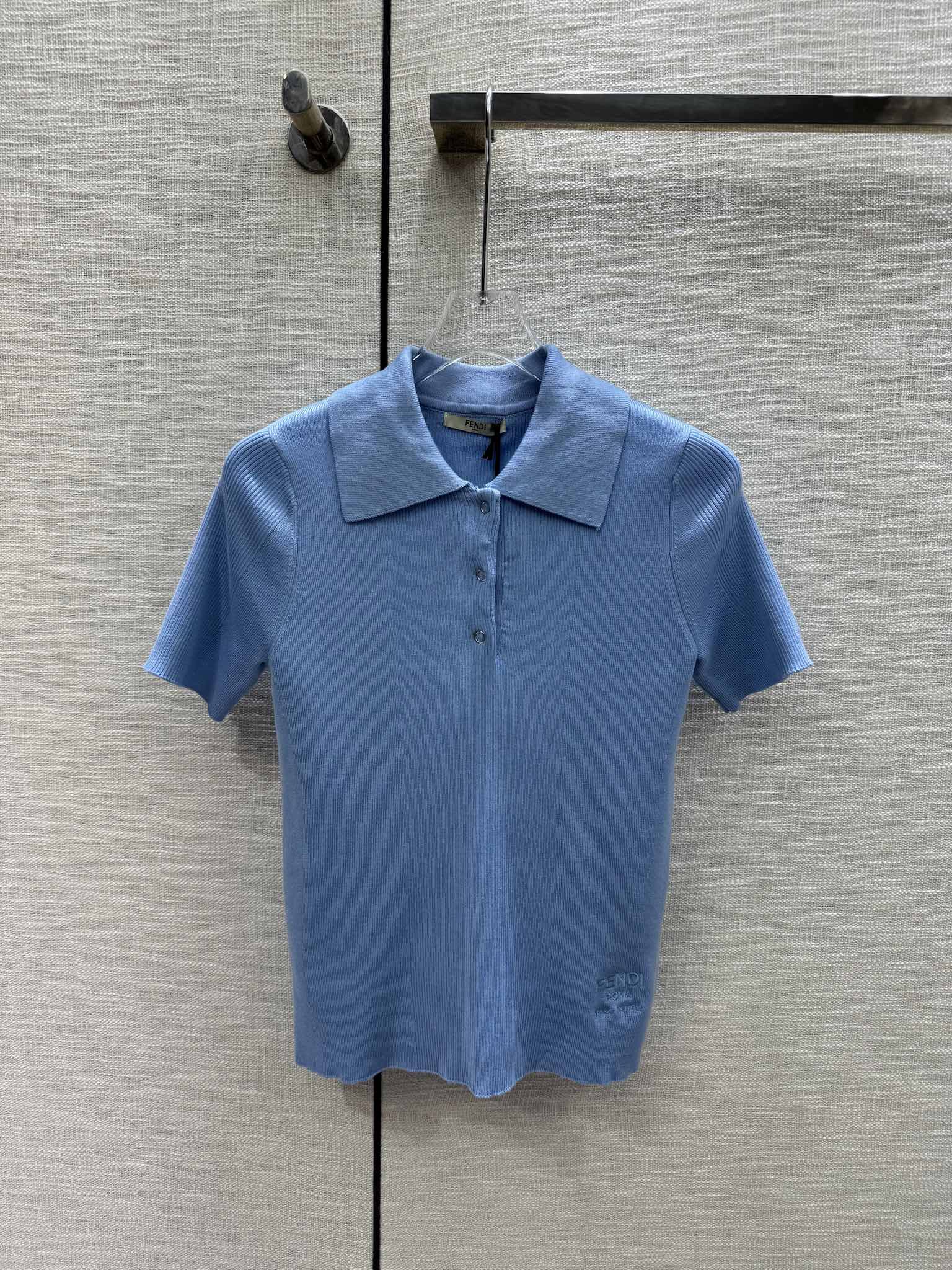 Fendi - Коллекция ?Ранняя весна?, минималистичная футболка-поло с коротким рукавом, 2403-24, синий цвет.
