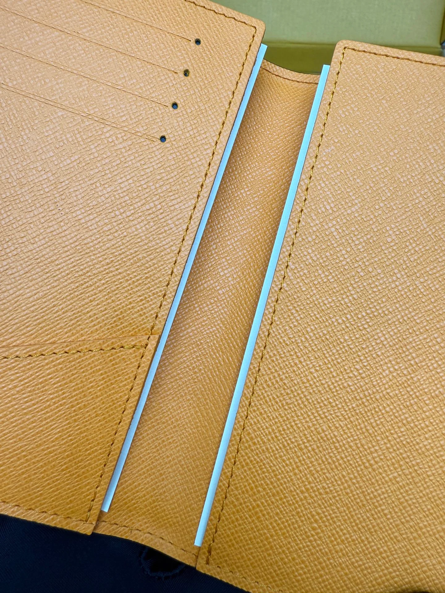 Кошелек для визитных карточек LV-m31050 из цельной стали - оранжевый, с монограммой.