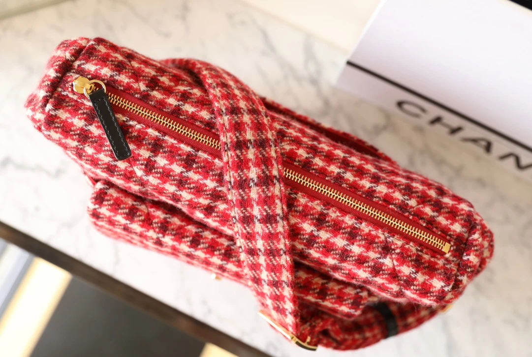 Сумка-хобо Chanel-Plover в красную клетку, полумесяц